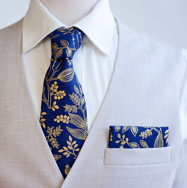 Men's Pocket Square / Queen Anne In Navy And Metallic Gold