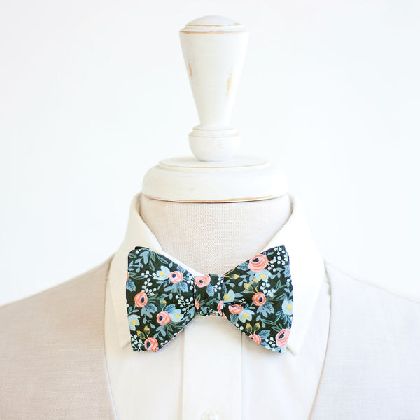 Men's Freestyle Self-Tie Bow Tie / Rosa In Forest