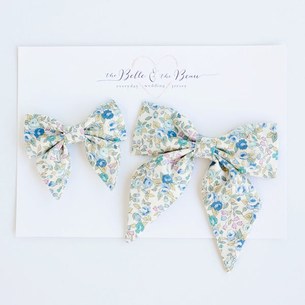 Men's Pre-Tied Bow Tie / Blossoms In Blue