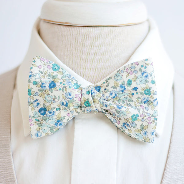 Men's Freestyle Self-Tie Bow Tie / Blossoms In Blue