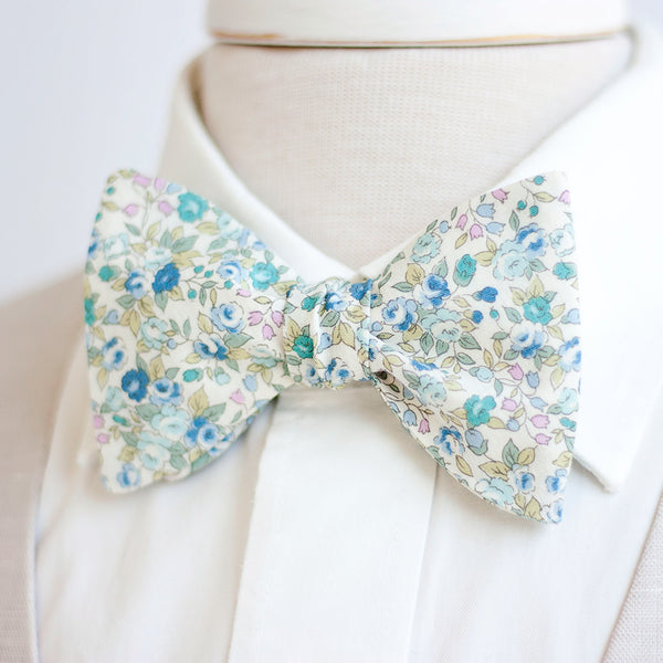 Men's Freestyle Self-Tie Bow Tie / Blossoms In Blue