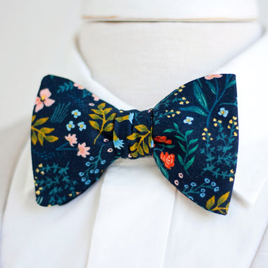 Men's Freestyle Self-Tie Bow Tie / Navy Metallic Floral